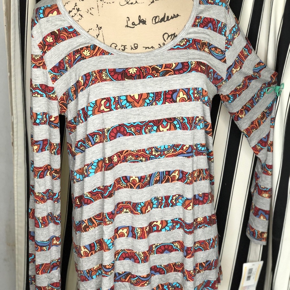 Lynnae Lularoe Large gray and patterned stripe top
